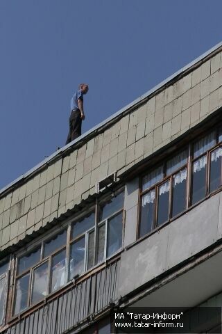 Мужчина грозится выброситься с крыши 9-этажки